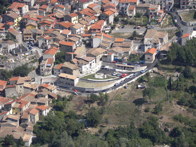 Foto Piazza dell'Emigrante vista dalla Rocca